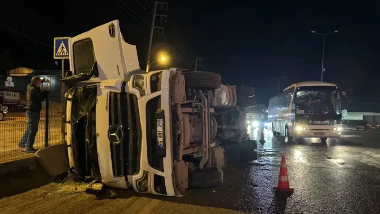 Derince’de Tır Yola Devrildi