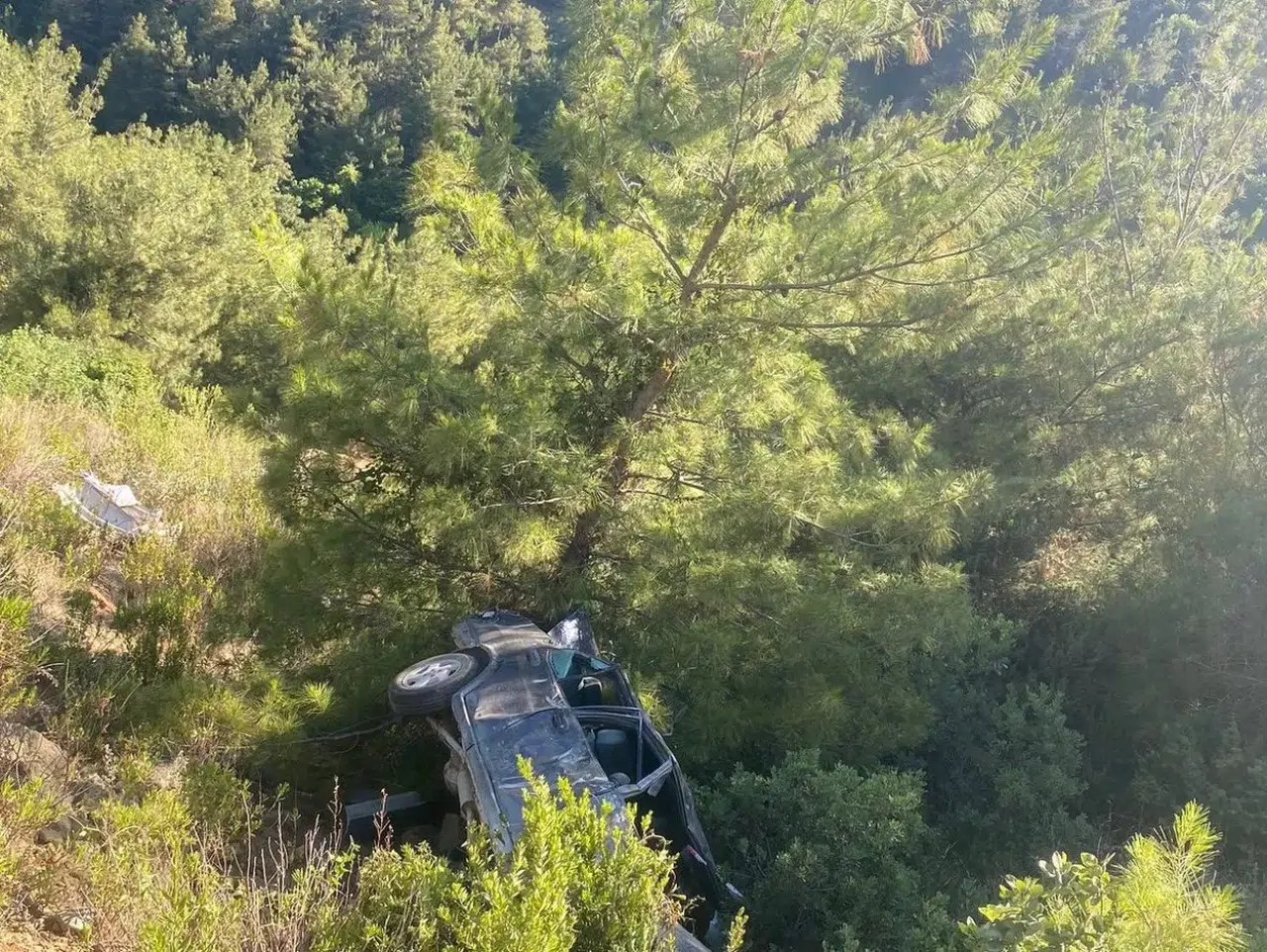 Hatay’da Otomobil Uçuruma Yuvarlandı: Bir Kişi Hayatını Kaybetti, İki Yaralı