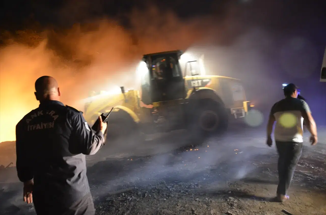 Ankara'da Terkedilmiş Çöplükte Korkutan Yangın: İtfaiye Zamanında Müdahale Etti