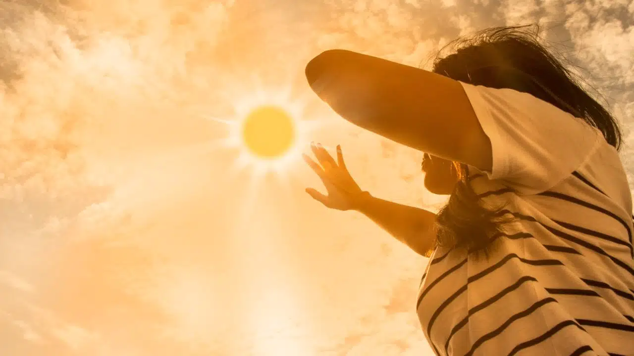 Yaz Tehlikesi Büyüyor: Çocuklarda Güneş Çarpması Hayati Risk Taşıyor