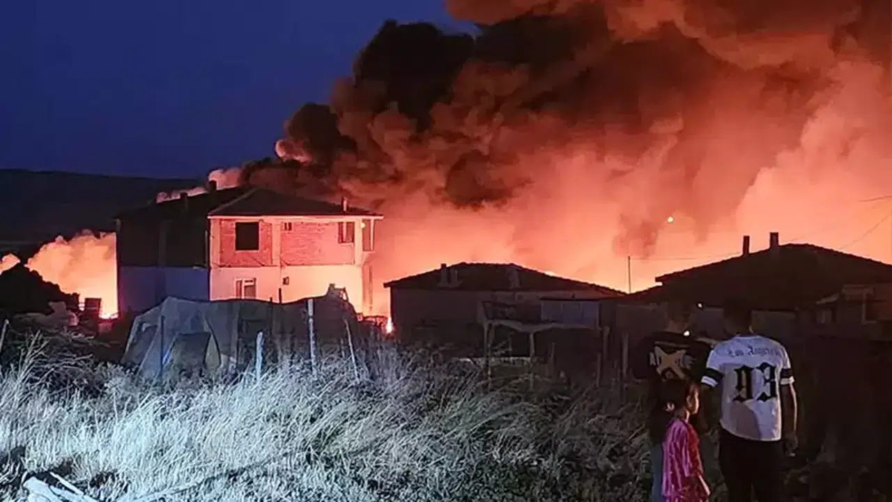 Çanakkale Gelibolu’da Hurdalık Yangını 2 Evi Kül Etti