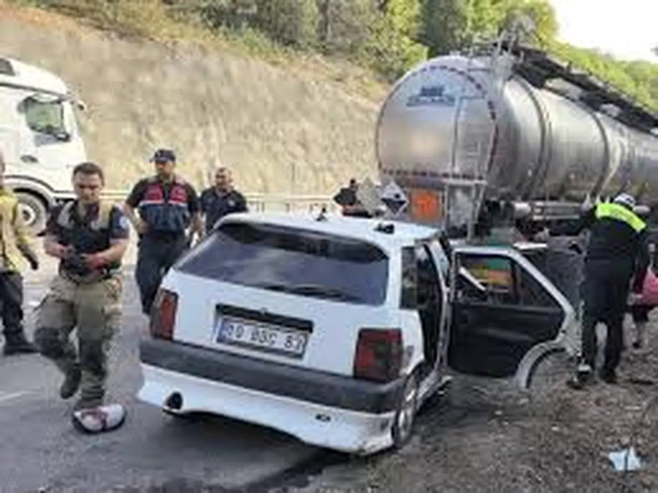 Bursa-Ankara Karayolu’nda Korkunç Kaza: Asit Yüklü Tankere Çarpan Otomobilde Aynı Aileden 5 Kişi Yaralandı