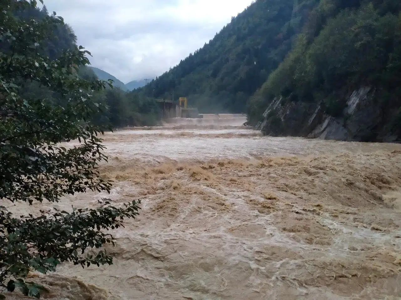 Karadeniz’i Sağanak Vurdu: Sel ve Heyelan Tehlikesi Sürüyor, Uyarılar Peş Peşe Geldi