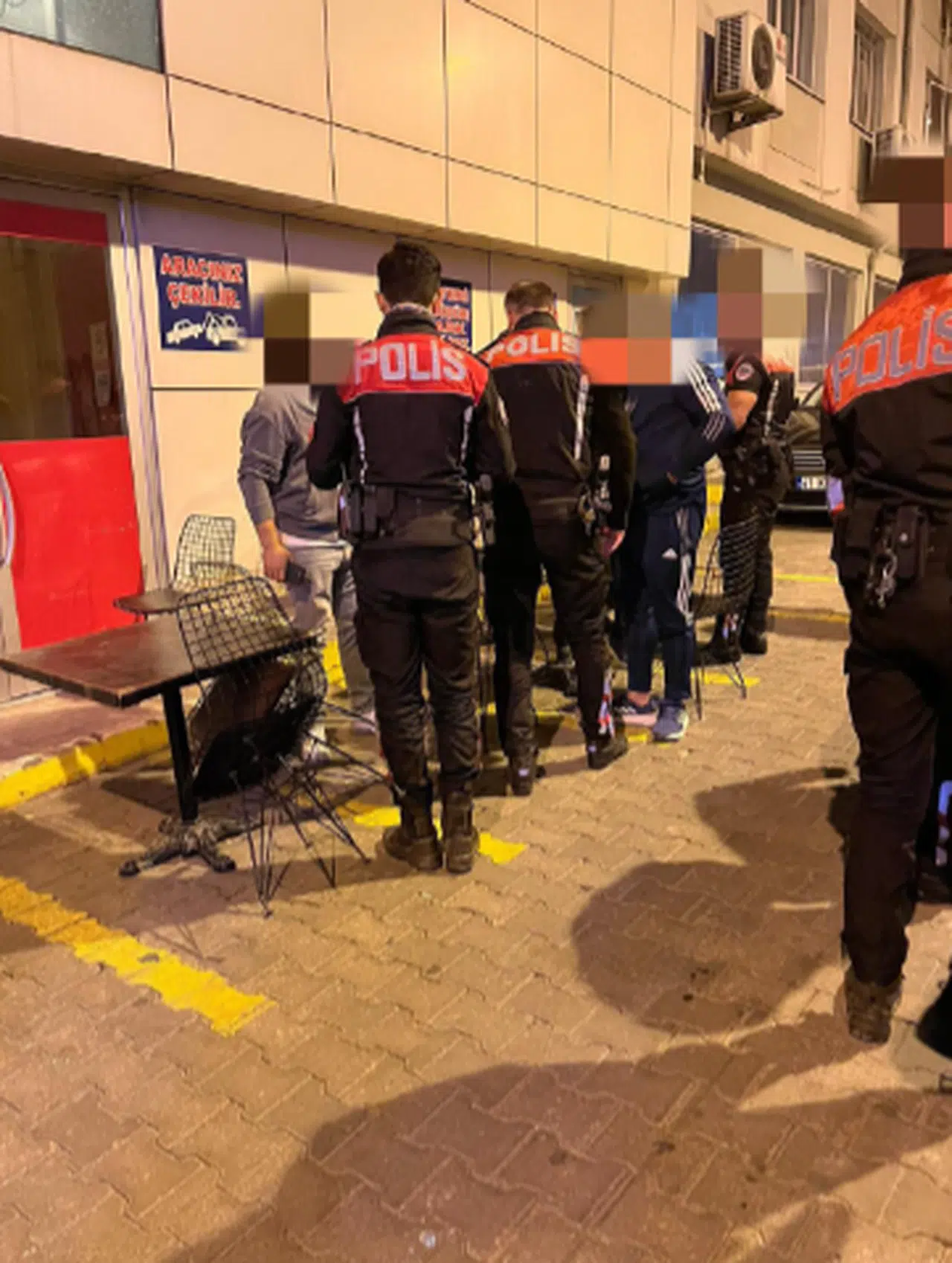 İzmit’te Barlar Sokağı’nda Huzur Denetimi: Polis 478 Kişiyi Sorguladı