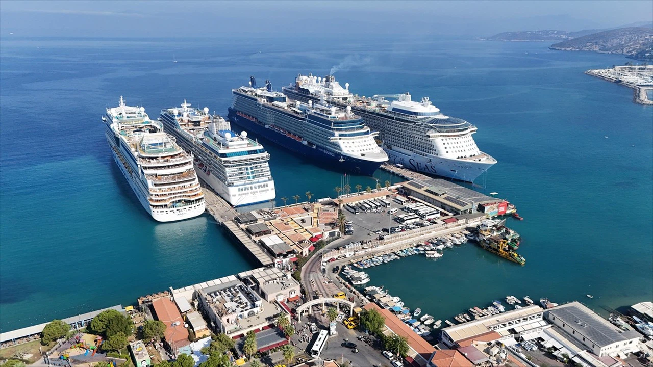 Kuşadası’nda Turizm Hareketliliği: 4 Kruvaziyerle 13 Bin 750 Turist Geldi