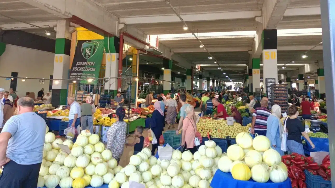 İzmit’te Pazar Yoğunluğu: Sarımsak ve Bamya Fiyatları Gündem Oldu