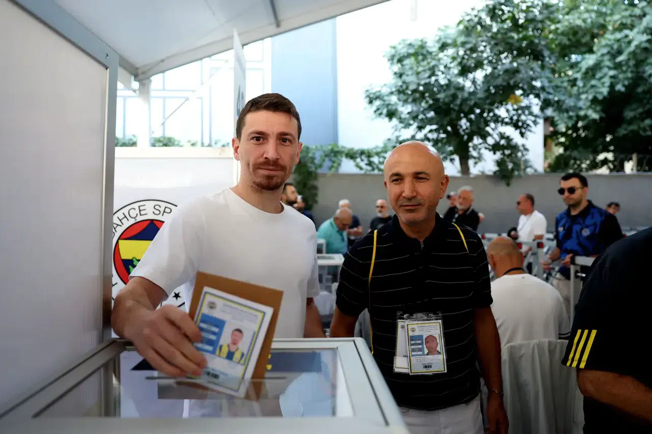 Fenerbahçe Kaptanı Mert Hakan Yandaş, Seçim İçin Sandık Başına Gitti