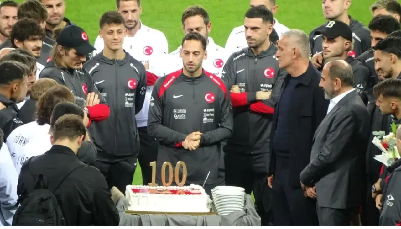 A Milli Takım Kaptanı Hakan Çalhanoğlu’na 100. Maç Sürprizi: Kocaeli Stadı’nda Özel Kutlama