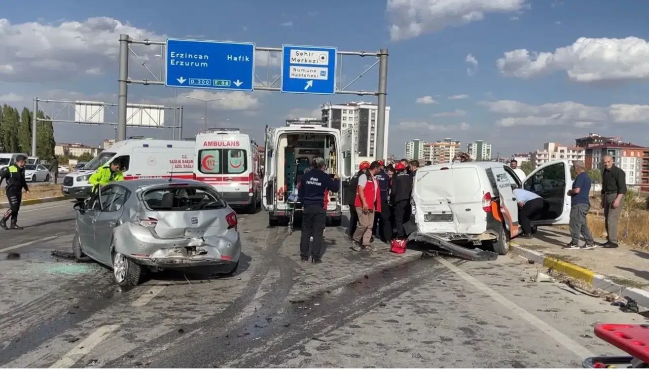 Sivas’ta Zincirleme Trafik Kazası: 1 Kişi Hayatını Kaybetti, 4 Kişi Yaralandı