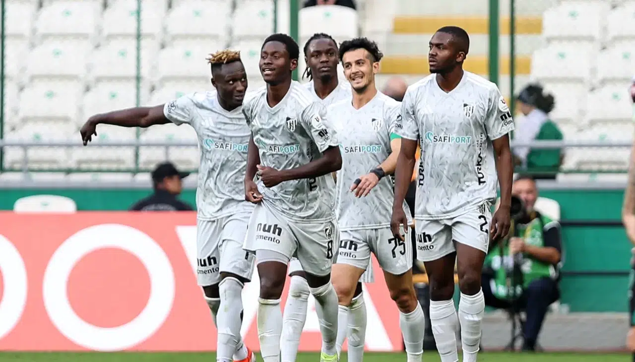 Kocaelispor Taraftarından Görkemli Karşılama: İzmit Tren Garı Yeşil-Siyaha Boyandı