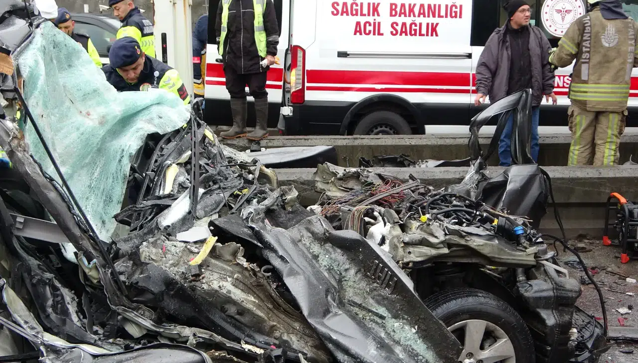 Kuzey Marmara Otoyolu’nda Korkunç Kaza! Gişelere Çarpan Otomobil Alev Aldı, Sürücü Hayatını Kaybetti