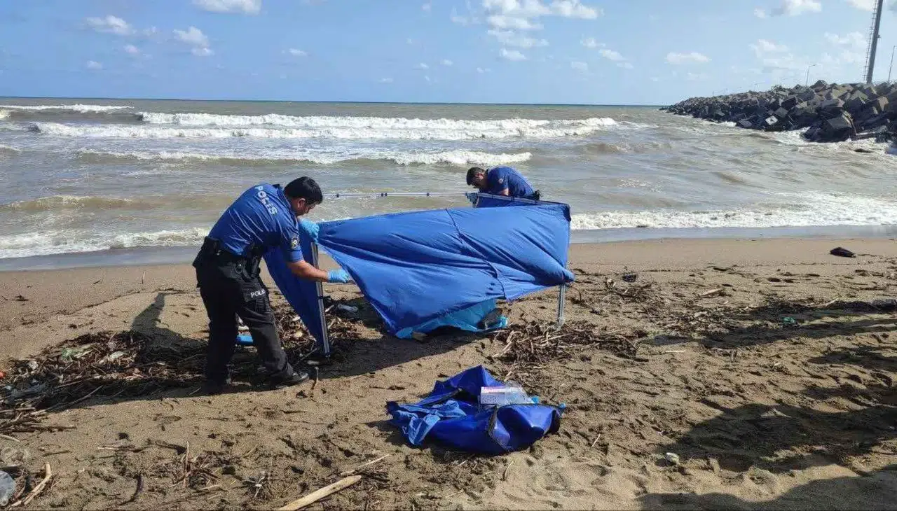 Sakarya Karasu Sahilinde Şok Olay: Genç Adamın Cesedi Çıplak Halde Bulundu
