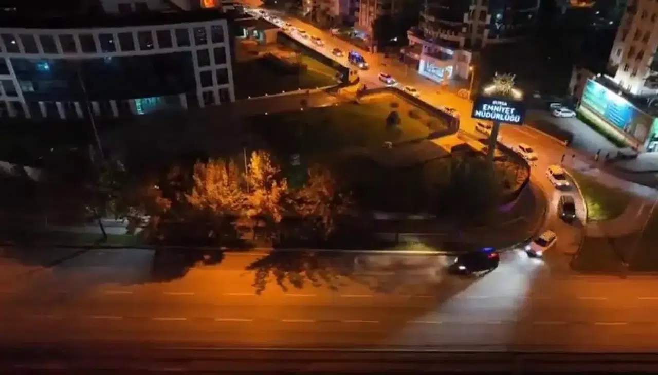 Bursa’da AVM’de Gerilim! Bekçilere Silah Gösteren Şüpheli Gözaltına Alındı