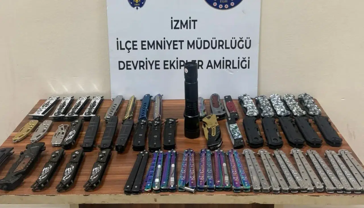 İzmit’te Şoke Eden Olay: 2 Çocuğun Üzerinden 52 Kesici Alet ve Şok Cihazı Çıktı