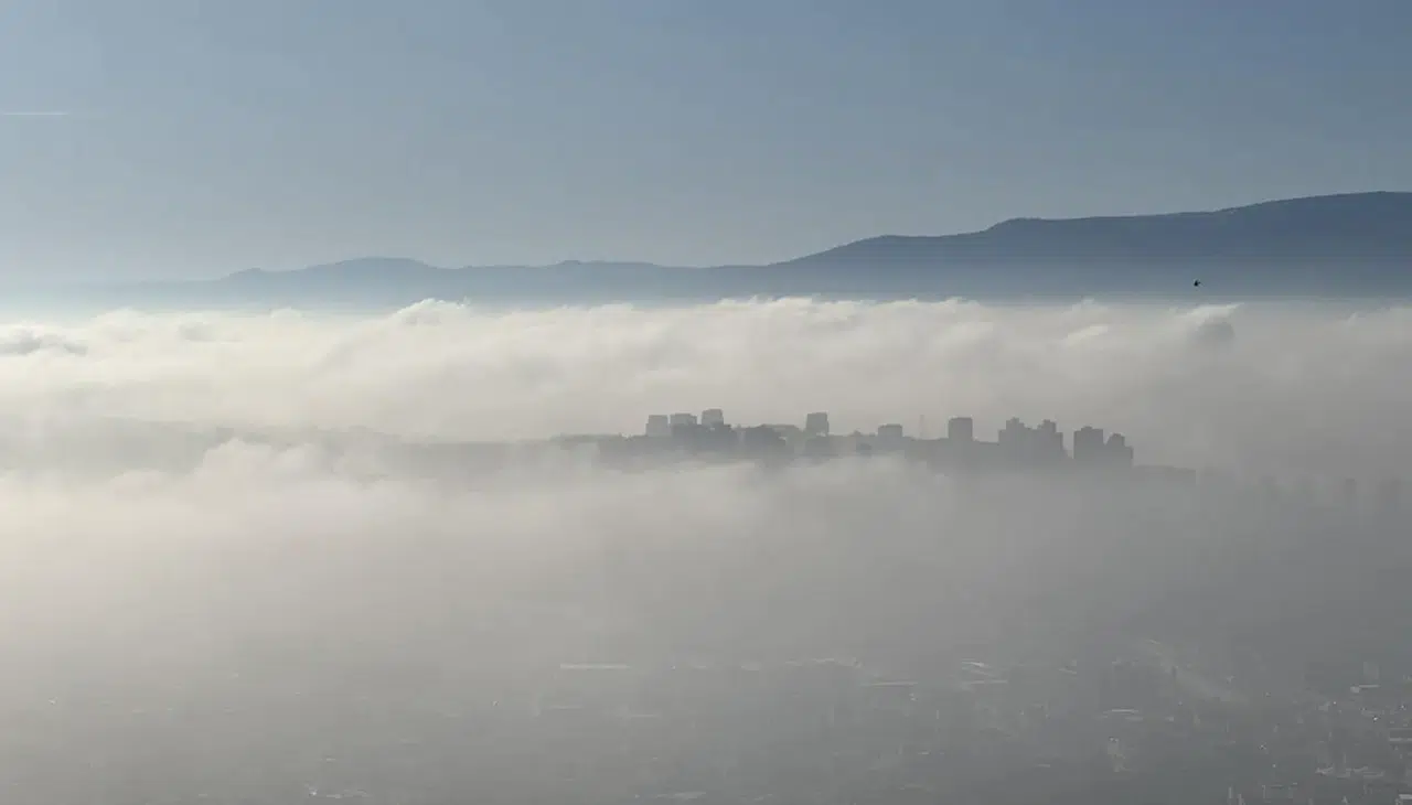 Kocaeli İzmit’te Sabah Sisi Şehri Kapladı: Görüş Mesafesi 20 Metreye Kadar Düştü