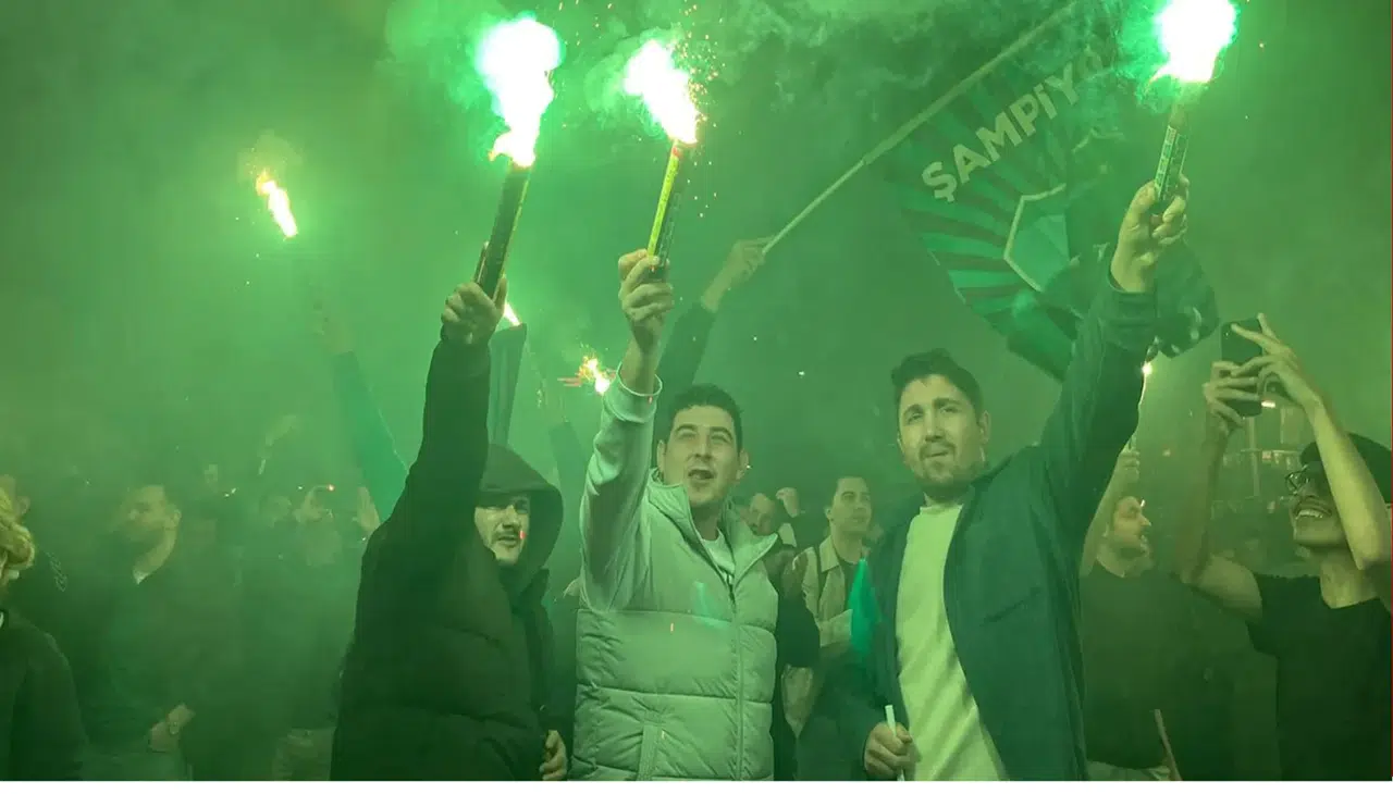 Kocaelispor’un Galatasaray Zaferi Kadıköy’de Kutlandı: Fenerbahçe Taraftarları Sokaklara Döküldü