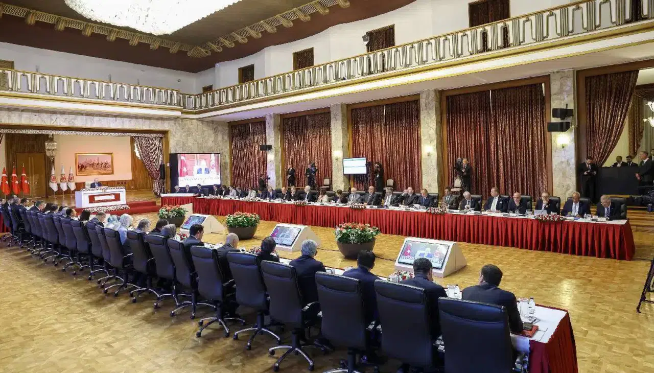 TBMM’de Kritik Gün: İmralı Oylaması Cuma Günü Yapılacak! Komisyon Tek Gündemle ToplanıyoR
