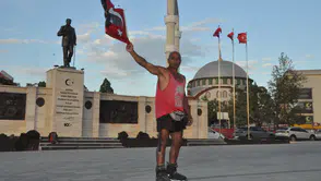 Murat Sağlam, Frankfurt’tan Anıtkabir’e doğru yola çıktı