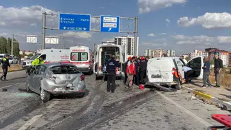 Sivas’ta Zincirleme Trafik Kazası: 1 Kişi Hayatını Kaybetti, 4 Kişi Yaralandı