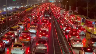 İstanbul’da Akşam Saatleri Felç Oldu: Trafik Yoğunluğu Rekor Seviyeye Dayandı