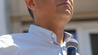 Faik Öztrak kimdir?