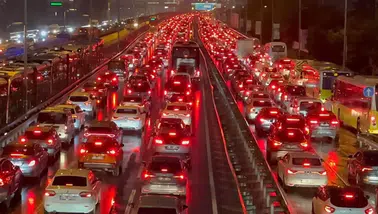İstanbul’da Akşam Saatleri Felç Oldu: Trafik Yoğunluğu Rekor Seviyeye Dayandı