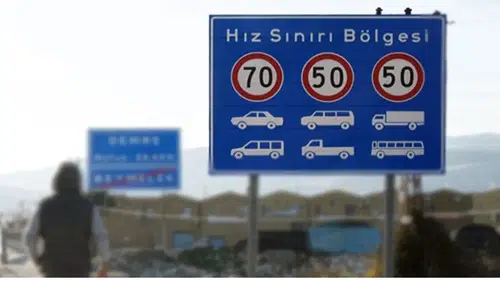 Trafikte Yeni Dönem Başladı! Hız Sınırı Tabelaları Kaldırıldı, Artık Kurallar Nasıl Belirlenecek?