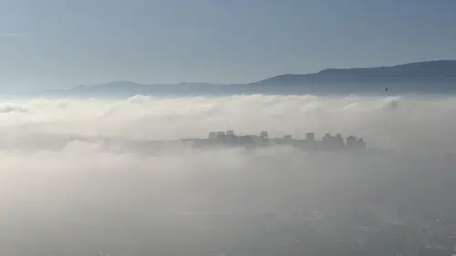 Kocaeli İzmit’te Sabah Sisi Şehri Kapladı: Görüş Mesafesi 20 Metreye Kadar Düştü