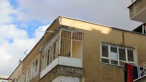 Gebze’de Tehlike Yaratan Çökme: Balkon Duvarı Yıkılan 2 Katlı Bina Acilen Boşaltıldı