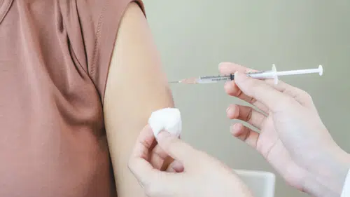 ABD’de Covid Aşıları Yeniden Mercek Altında: Soruşturma Genişletildi, Tartışmalar Alevlendi