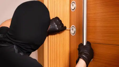 Kapıyı Kilitleyip Anahtarı Üzerinde Bırakmak: Görünmeyen Tehlikeler ve Alınması Gereken Önlemler