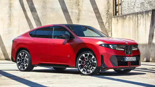 BMW iX4, Hızlı Şarj Desteğiyle Tanıtıldı