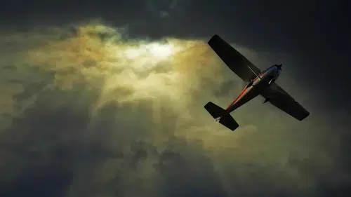 Endonezya’da Dehşet: İniş Sırasında Uçağa Ateş Açıldı, İki Pilot Hayatını Kaybetti