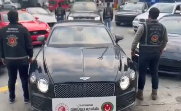 Sarp Gümrük Kapısı’nda Dev Operasyon: 600 Milyonluk Lüks Araçlara El Konuldu, 22 Kişi Gözaltında