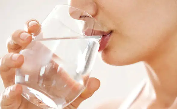 Uzmanlar Uyarıyor: Yeterince Su İçmemek Vücutta Sessiz Tehlikelere Yol Açıyor