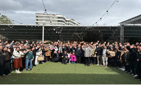 İzmir'de Kırkpınar Ailesi Bayram Geleneğini Yoğun Katılımla Sürdürdü