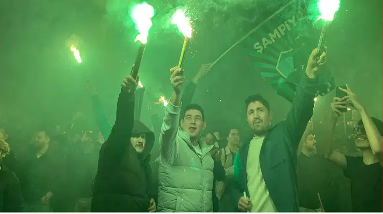 Kocaelispor’un Galatasaray Zaferi Kadıköy’de Kutlandı: Fenerbahçe Taraftarları Sokaklara Döküldü