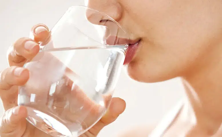 Uzmanlar Uyarıyor: Yeterince Su İçmemek Vücutta Sessiz Tehlikelere Yol Açıyor