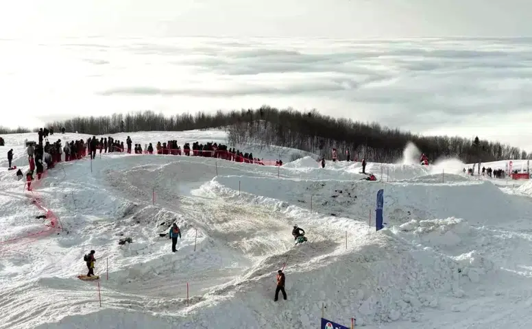 Rize'nin Sis Denizi Üzerinde Adrenalin Dansı: Eşsiz Görüntüler Büyülüyor