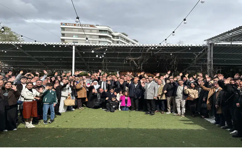 İzmir'de Kırkpınar Ailesi Bayram Geleneğini Yoğun Katılımla Sürdürdü