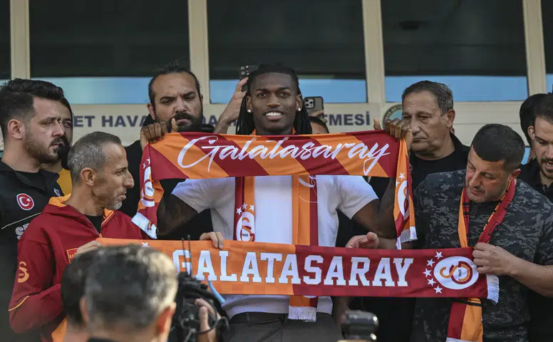 Leao'ya Gelen Tezahürat: Alvarez İstiyoruz!