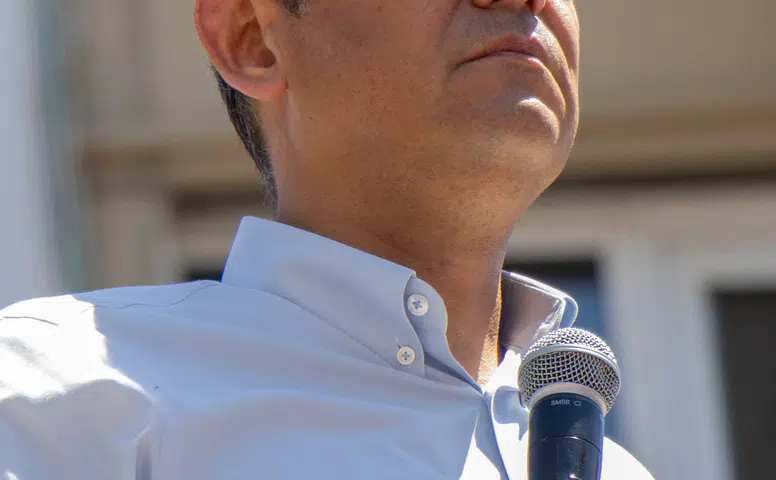 Faik Öztrak kimdir?